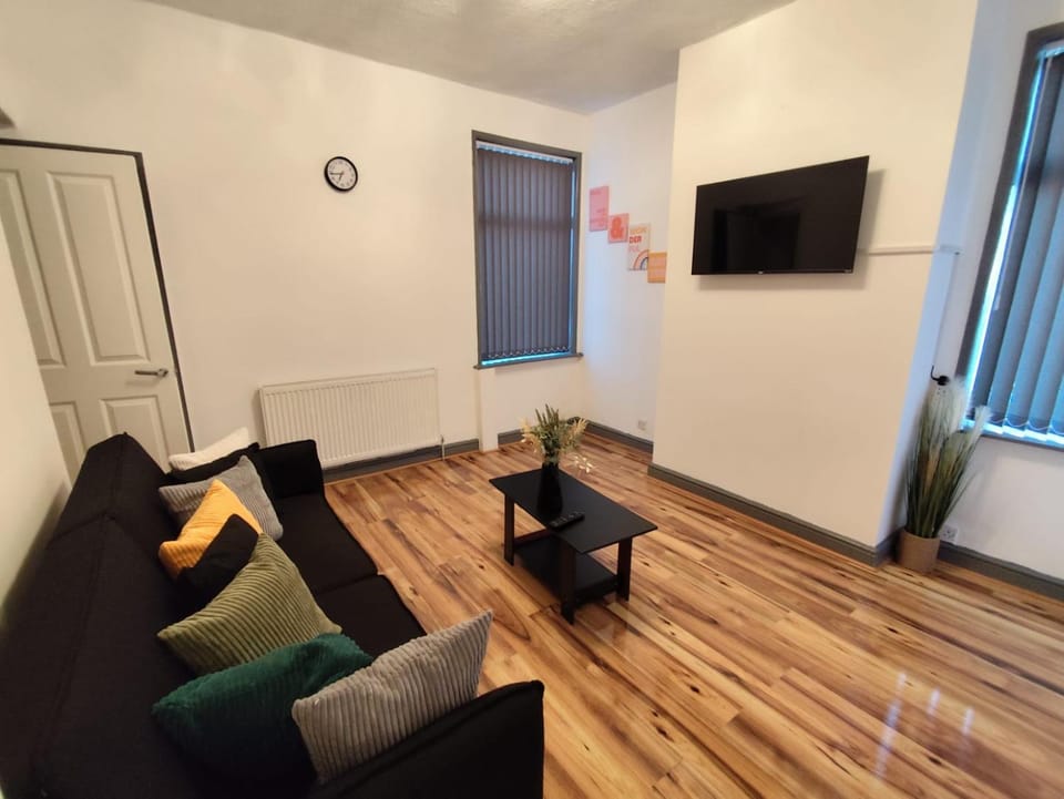 Double-Bedroom in the Heart of Harpurhey Manchester A1 Perfect for Short Stays Bed and Breakfast in Manchester