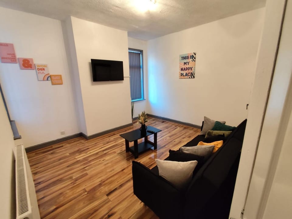Double-Bedroom in the Heart of Harpurhey Manchester A1 Perfect for Short Stays Bed and Breakfast in Manchester