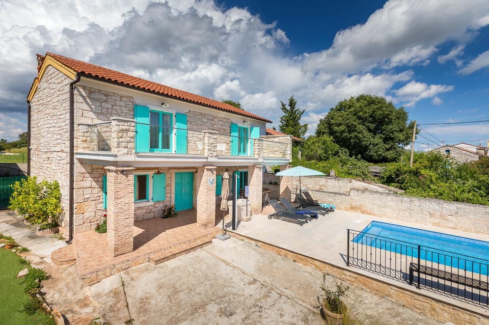 Lovely House Kristina with a pool House in Peroj