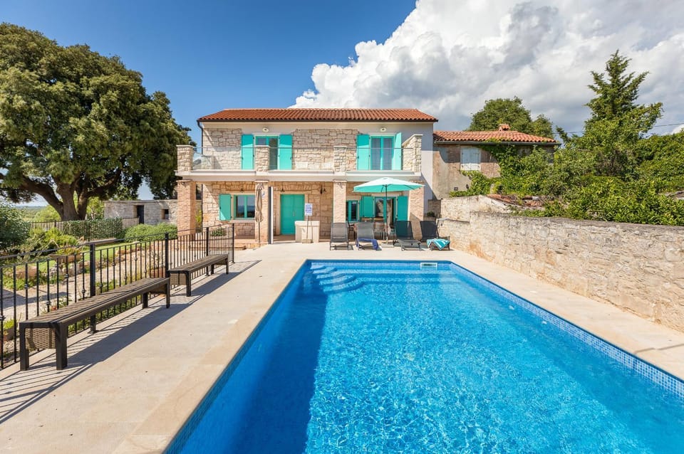 Lovely House Kristina with a pool House in Peroj