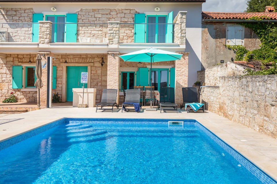Lovely House Kristina with a pool House in Peroj