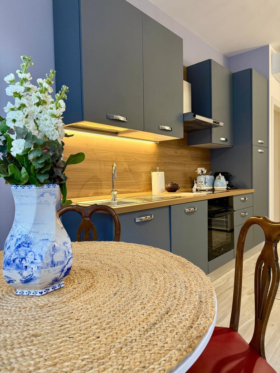 Kitchen or kitchenette, Dining area