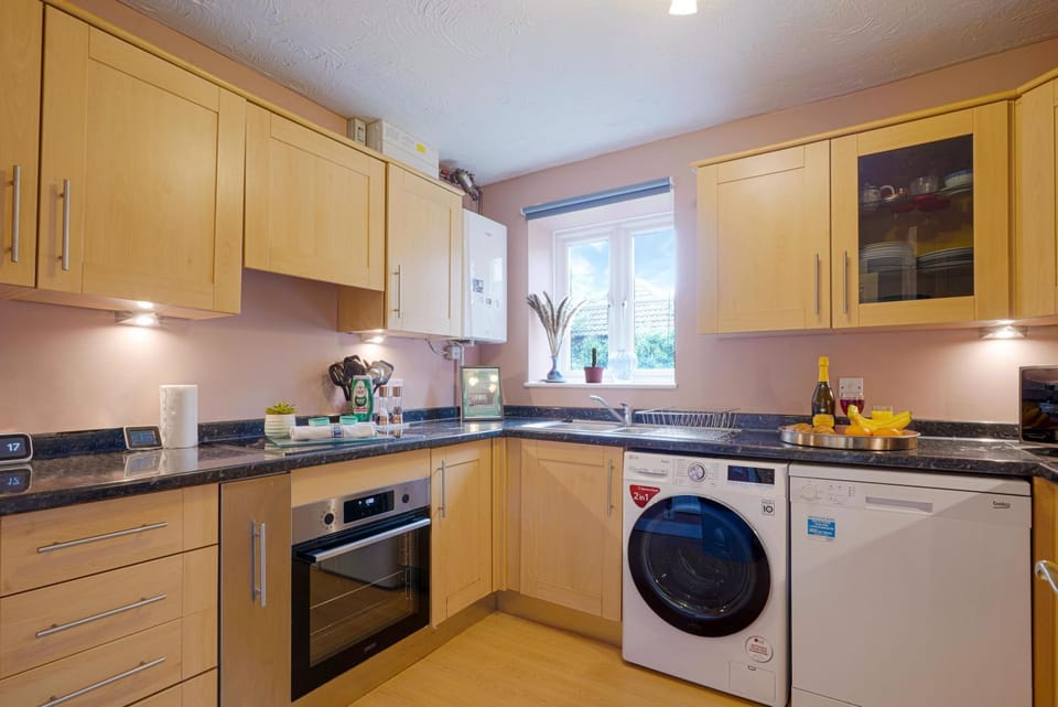 Coffee/tea facilities, Communal kitchen, dishwasher, microwave, oven, stove, toaster, washing machine, dryer