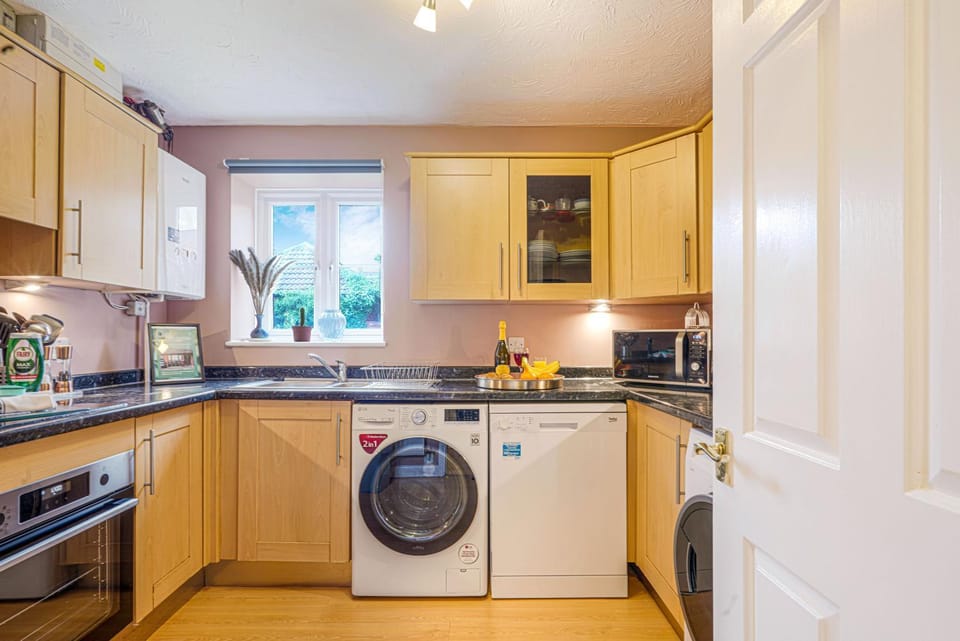 Coffee/tea facilities, Kitchen or kitchenette, Communal kitchen, dishwasher, oven, stove, toaster, washing machine, dryer