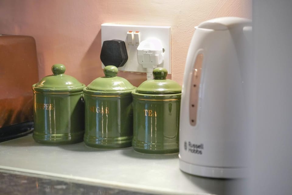 Coffee/tea facilities, Kitchen or kitchenette, Communal kitchen, toaster