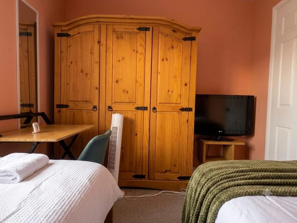 Bed, TV and multimedia, Photo of the whole room, Bedroom, wardrobe