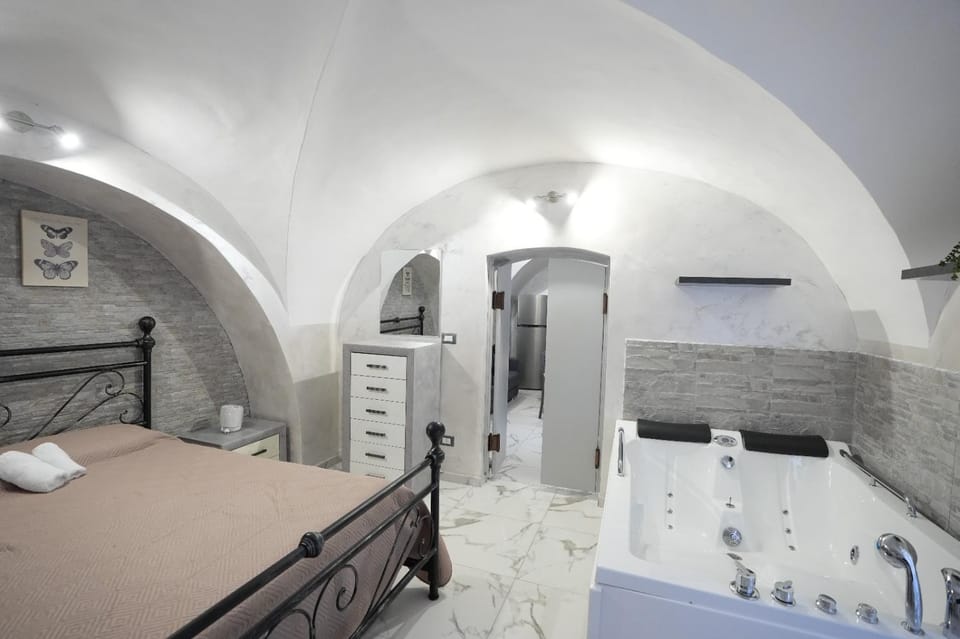 Bed, Bathroom, Photo of the whole room, Bedroom, towels