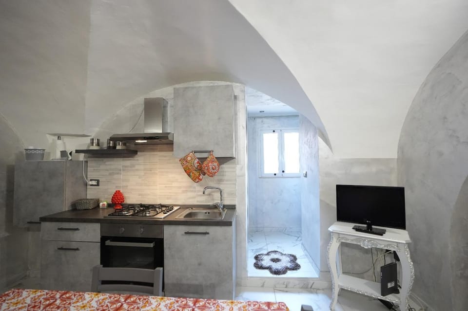 TV and multimedia, Kitchen or kitchenette, oven, stove