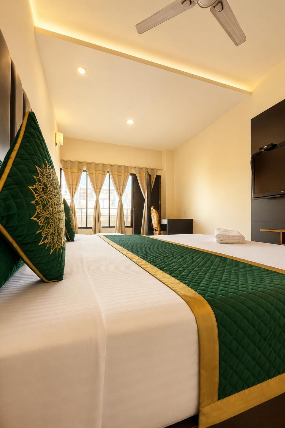 Bed, TV and multimedia, Photo of the whole room, Bedroom, fireplace
