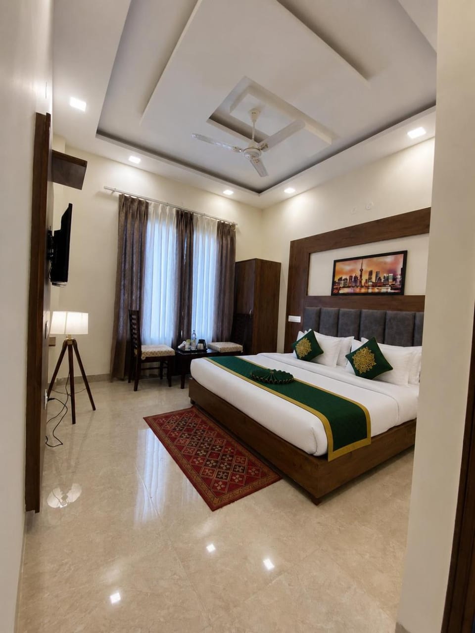 Bed, TV and multimedia, Bedroom, fireplace, air conditioner