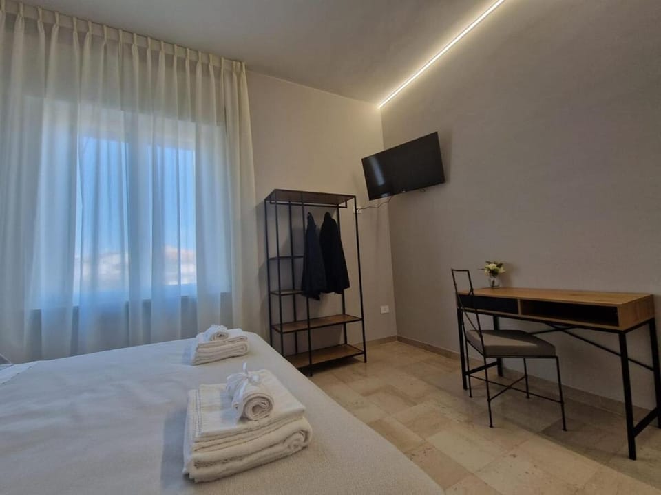 Bed, Bedroom, towels