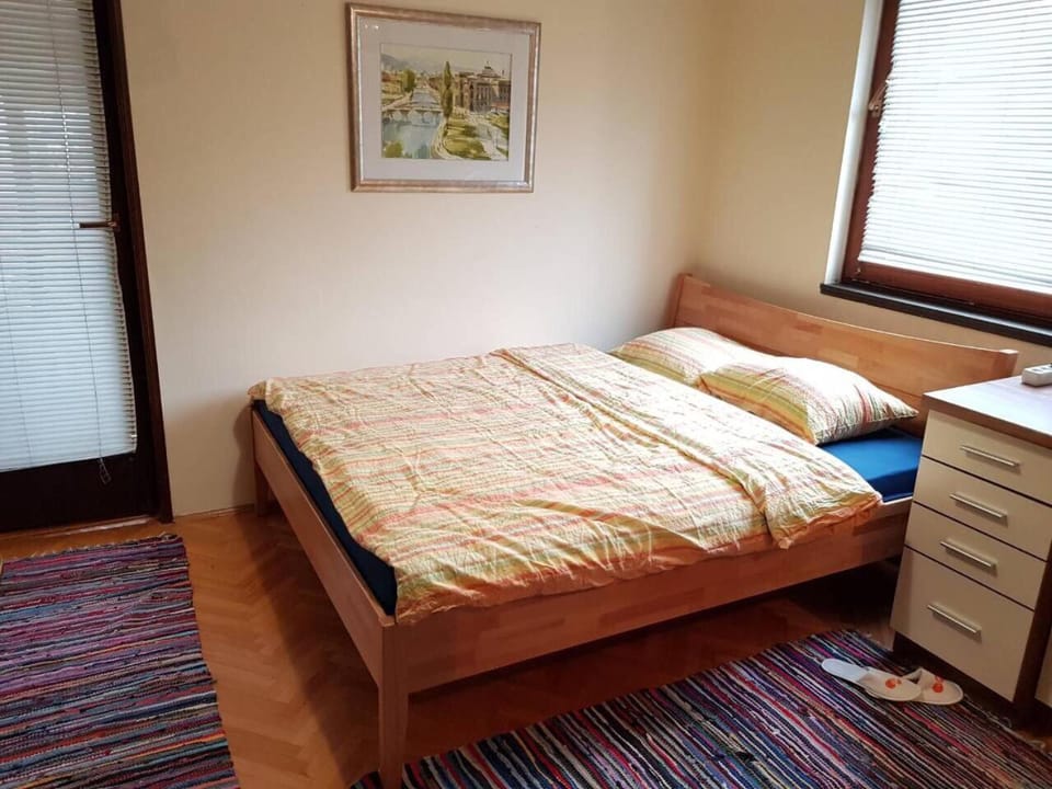 Bedroom, bunk bed