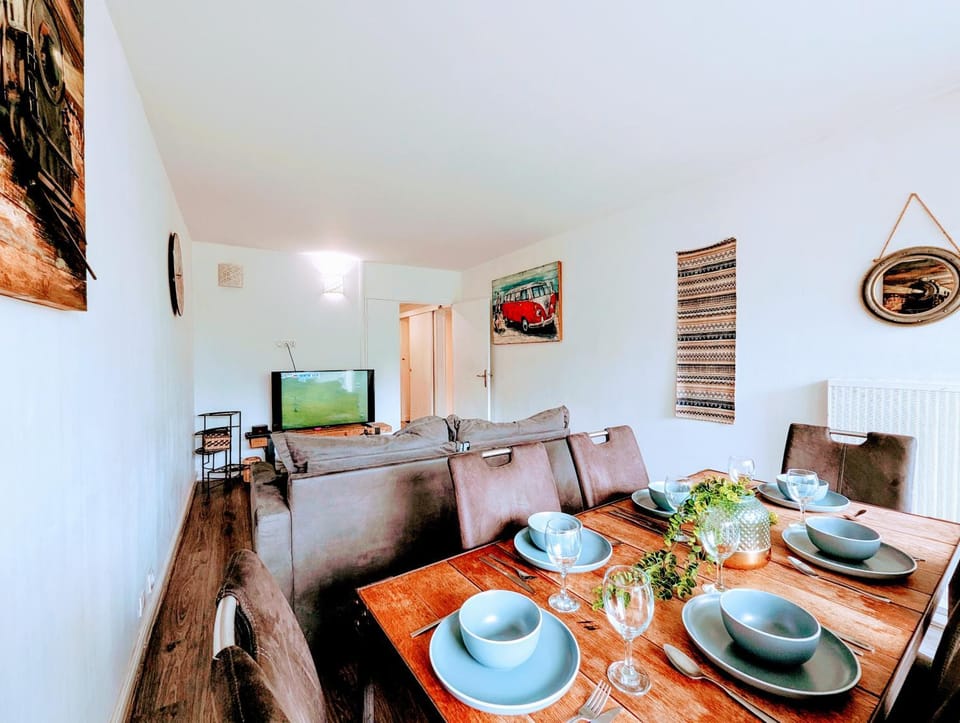 TV and multimedia, Living room, Decorative detail, Seating area, Dining area