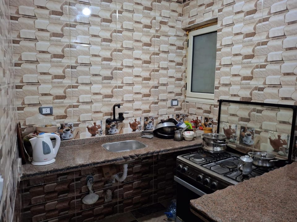 Coffee/tea facilities, Kitchen or kitchenette, stove