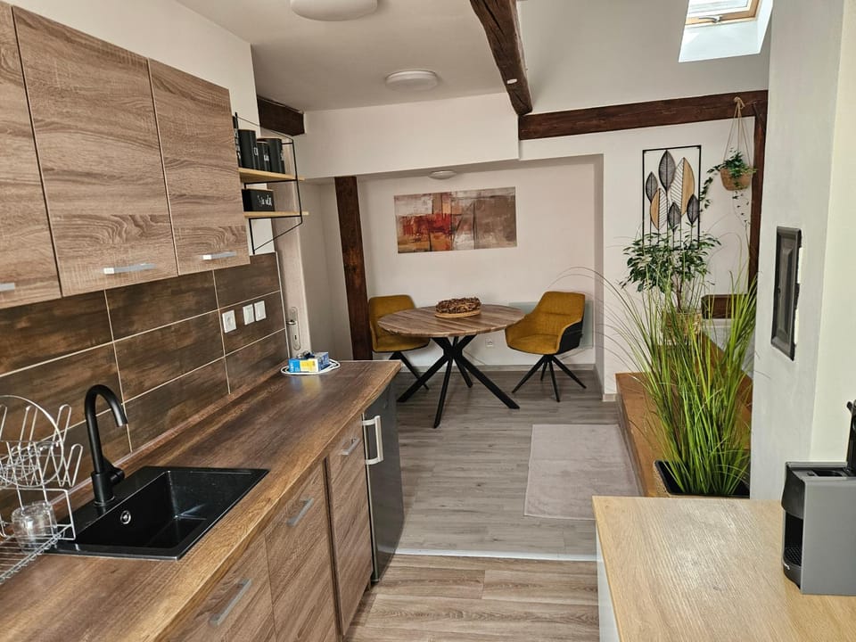 Kitchen or kitchenette, Seating area