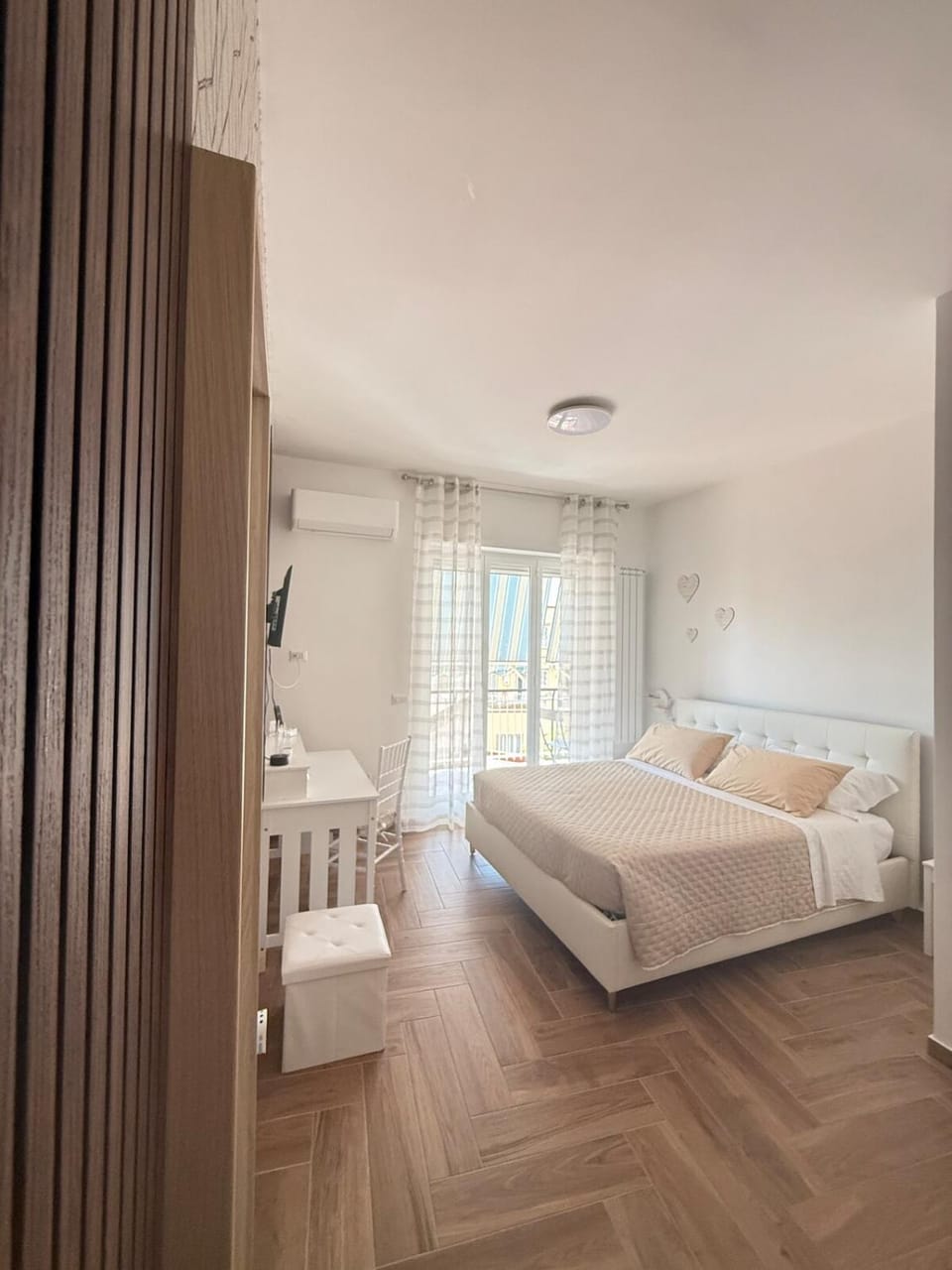 Bed, Photo of the whole room, Seating area, Bedroom