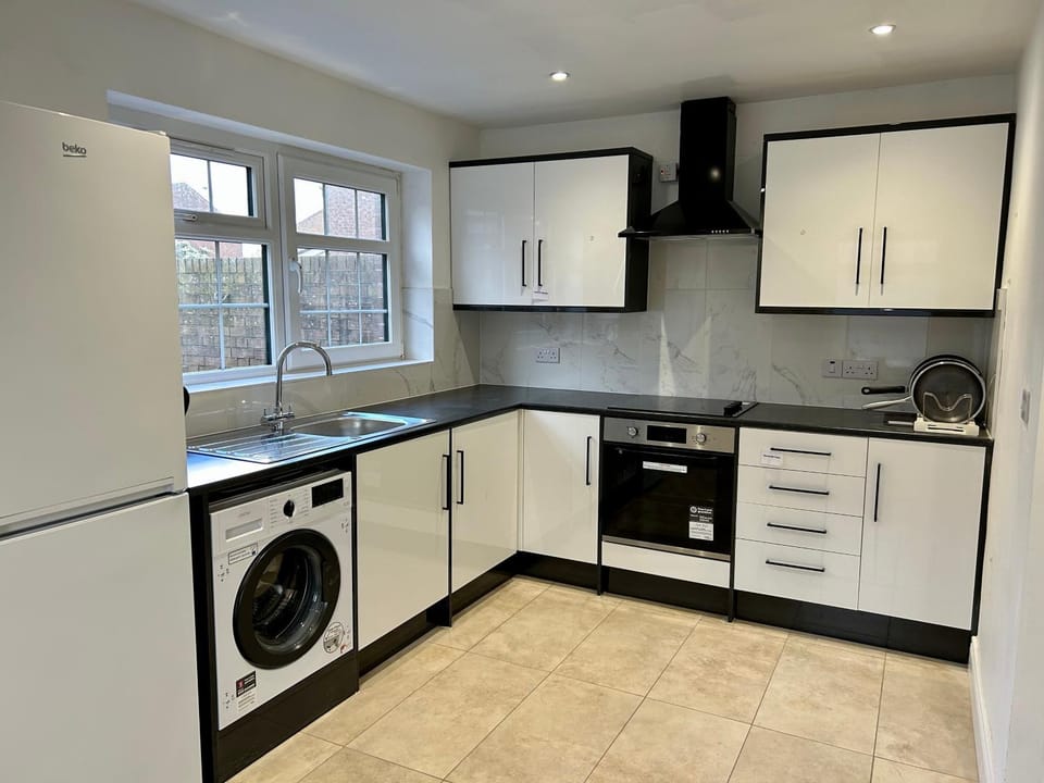 Kitchen or kitchenette, oven, stove, washing machine