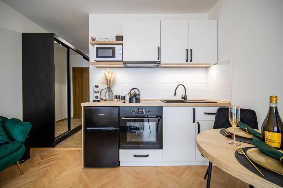 Coffee/tea facilities, Kitchen or kitchenette, Dining area, oven