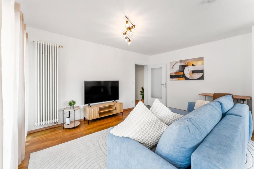 TV and multimedia, Living room, Seating area, Evening entertainment