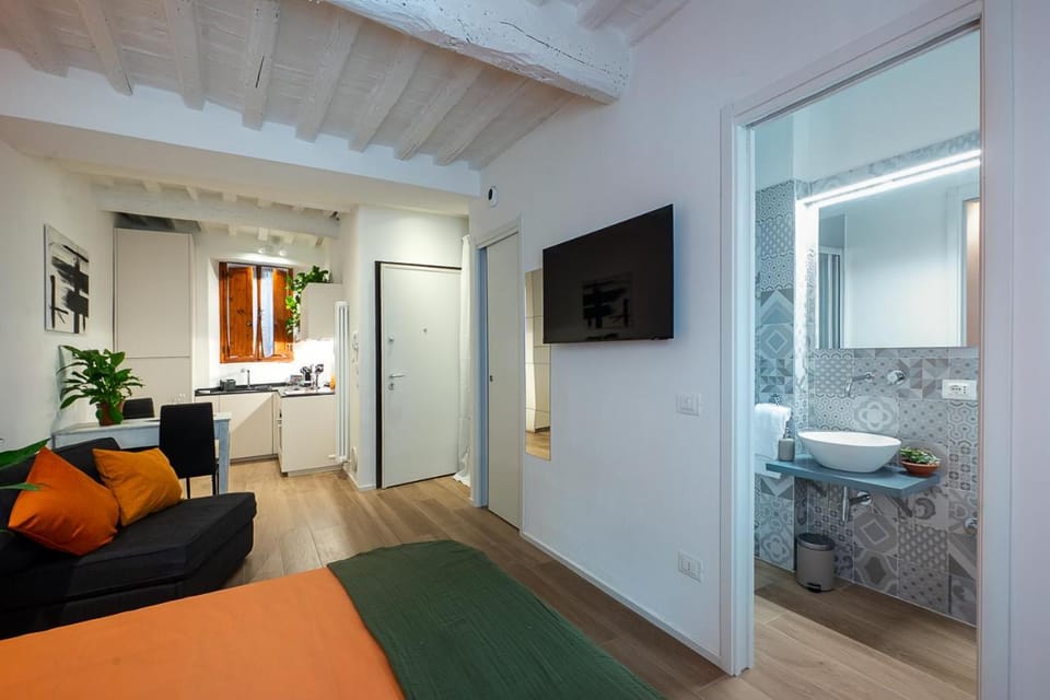 Bed, Bathroom, TV and multimedia, Living room, Photo of the whole room, Seating area, Bedroom, towels