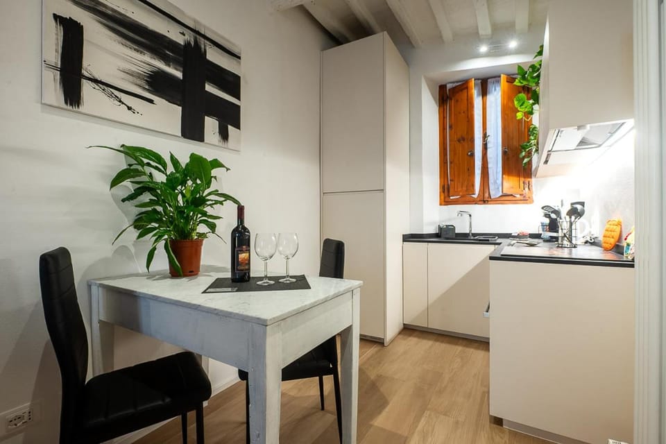 Kitchen or kitchenette, Dining area, stove