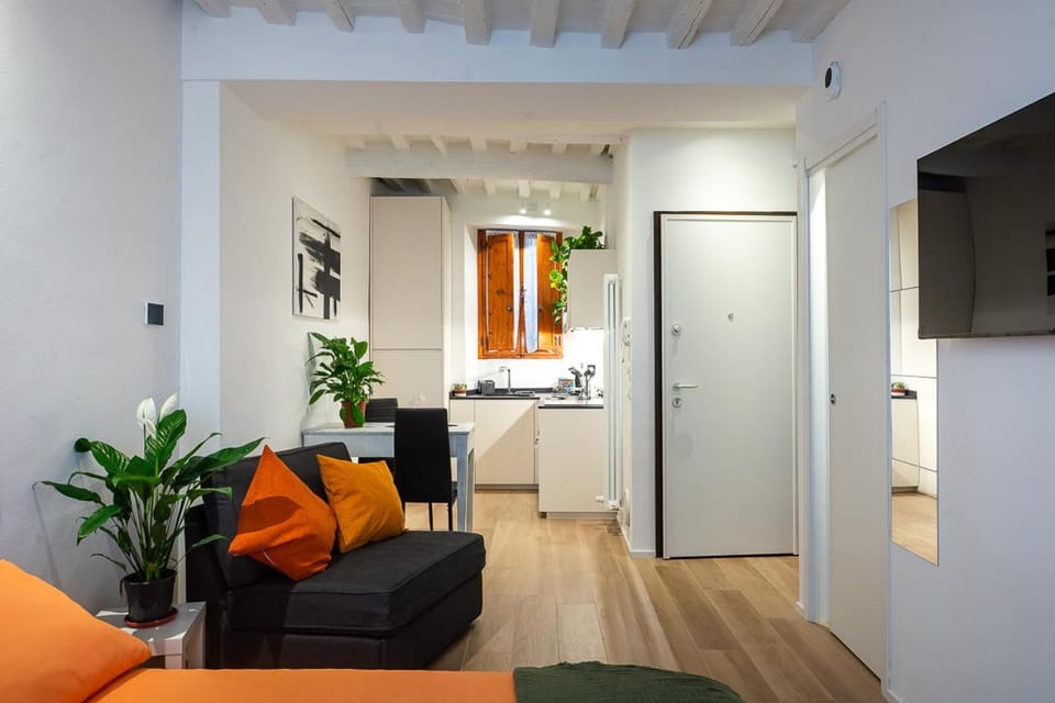 TV and multimedia, Kitchen or kitchenette, Living room, Seating area, Dining area