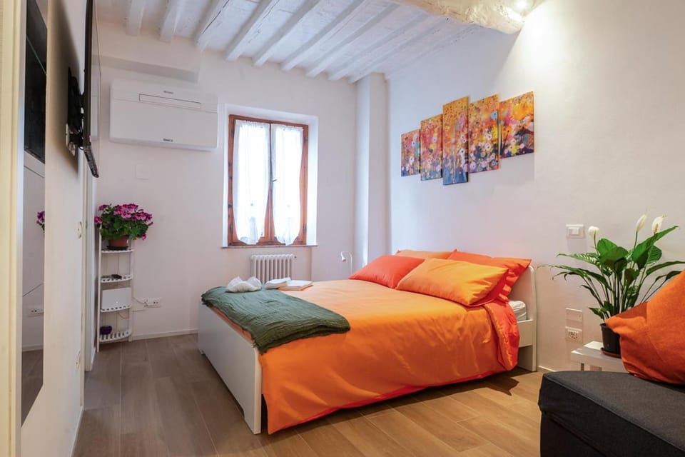 Bed, TV and multimedia, Living room, Photo of the whole room, Seating area, Bedroom, air conditioner