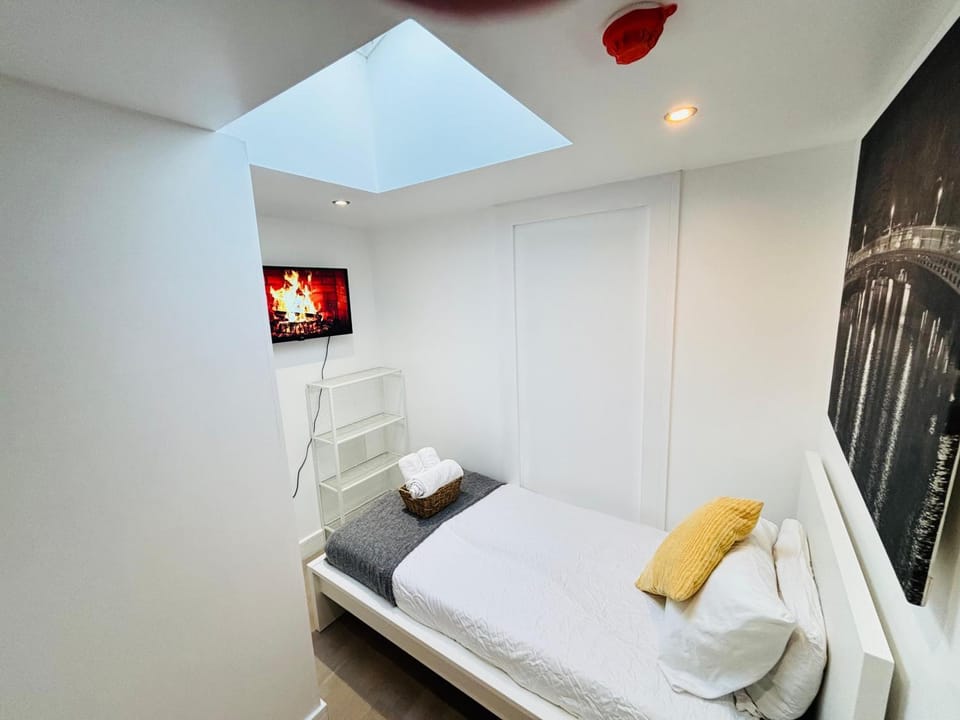 Bed, TV and multimedia, Photo of the whole room, Bedroom, towels