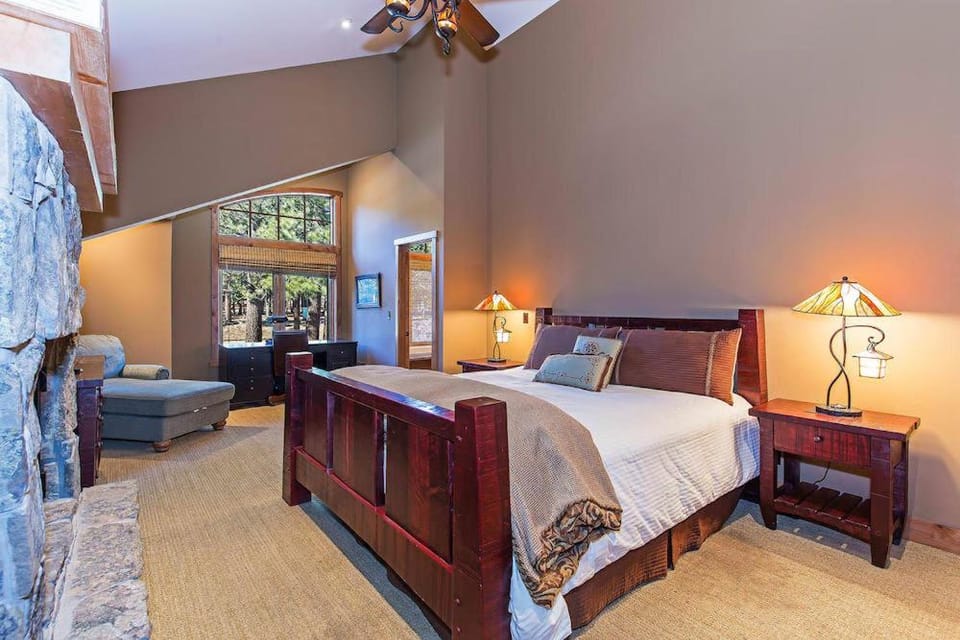 Stonegate #02 Luxe Condo with Foosball Table House in Mammoth Lakes