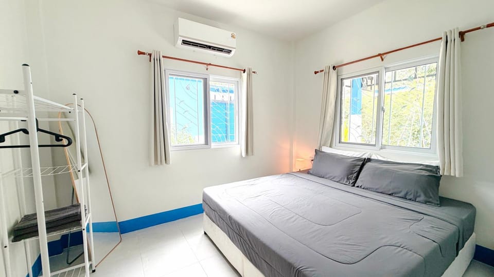 Bed, Photo of the whole room, Bedroom, air conditioner