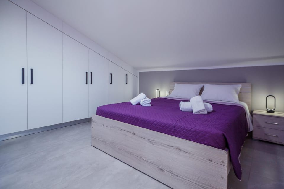 Bed, Photo of the whole room, Bedroom, towels, wardrobe