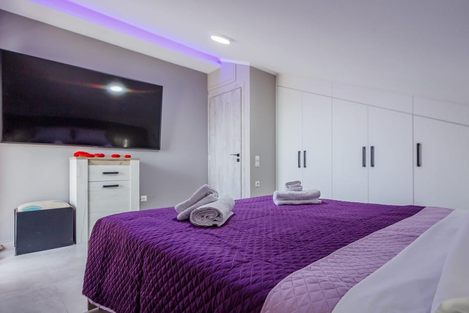 Bed, TV and multimedia, Photo of the whole room, Bedroom, towels, wardrobe