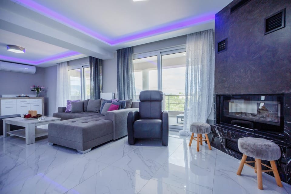 Communal lounge/ TV room, TV and multimedia, Living room, Seating area, Evening entertainment