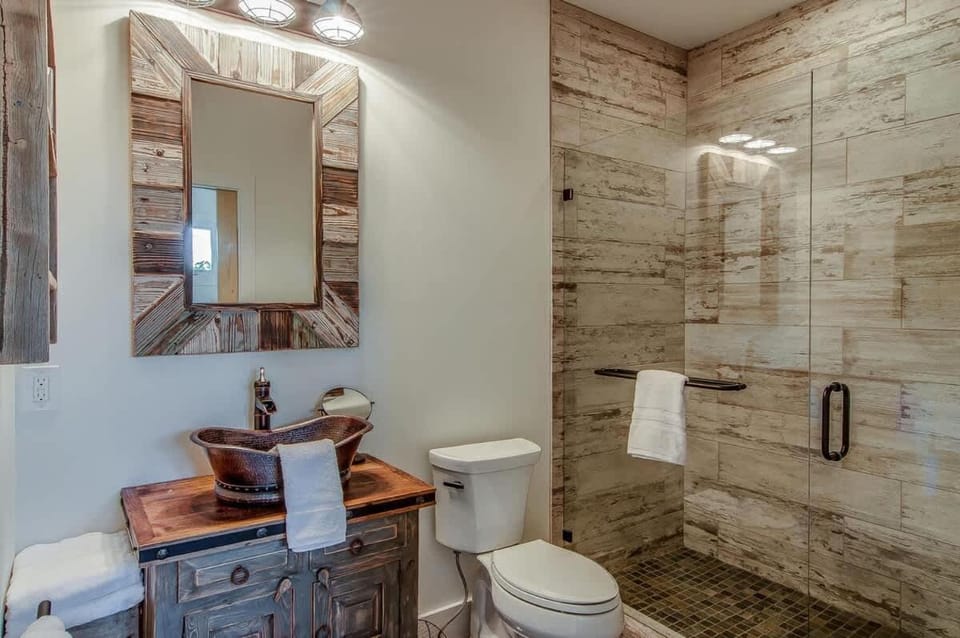 Rustic Studio Walkable to Music Row! by Stay Local Nashville Apartment in Music Row