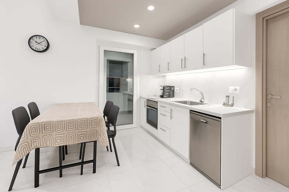 Coffee/tea facilities, Kitchen or kitchenette, Dining area, oven, stove