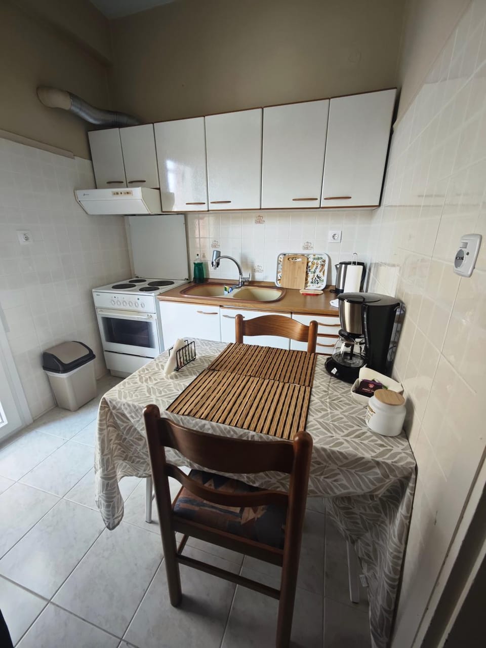 Coffee/tea facilities, Kitchen or kitchenette, Dining area, oven, stove, toaster, kitchen