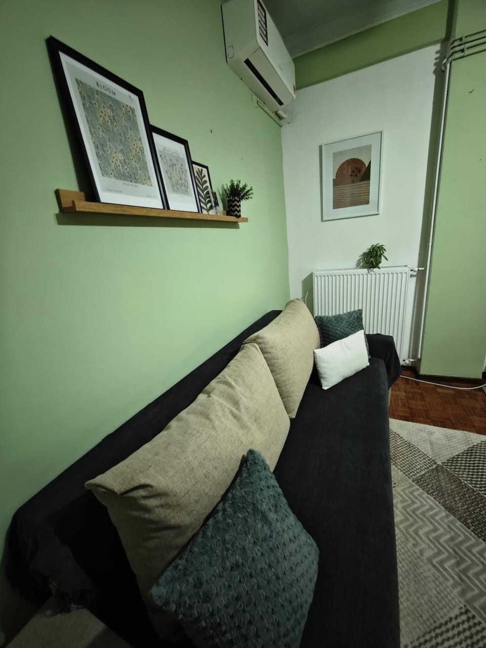 Bed, Living room, Seating area, air conditioner