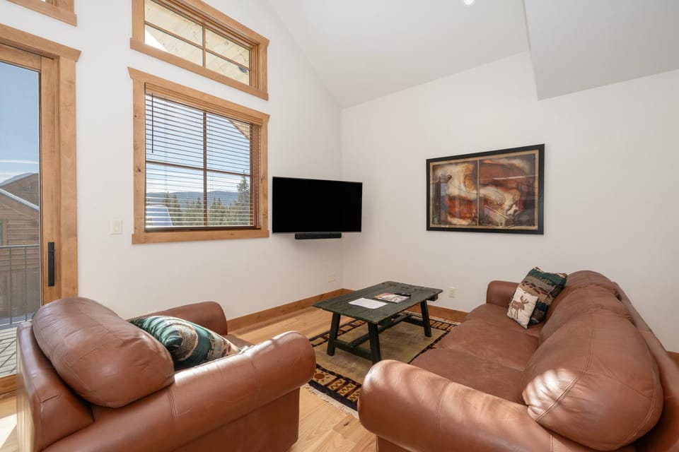 TV and multimedia, View (from property/room), Living room, Seating area, furniture