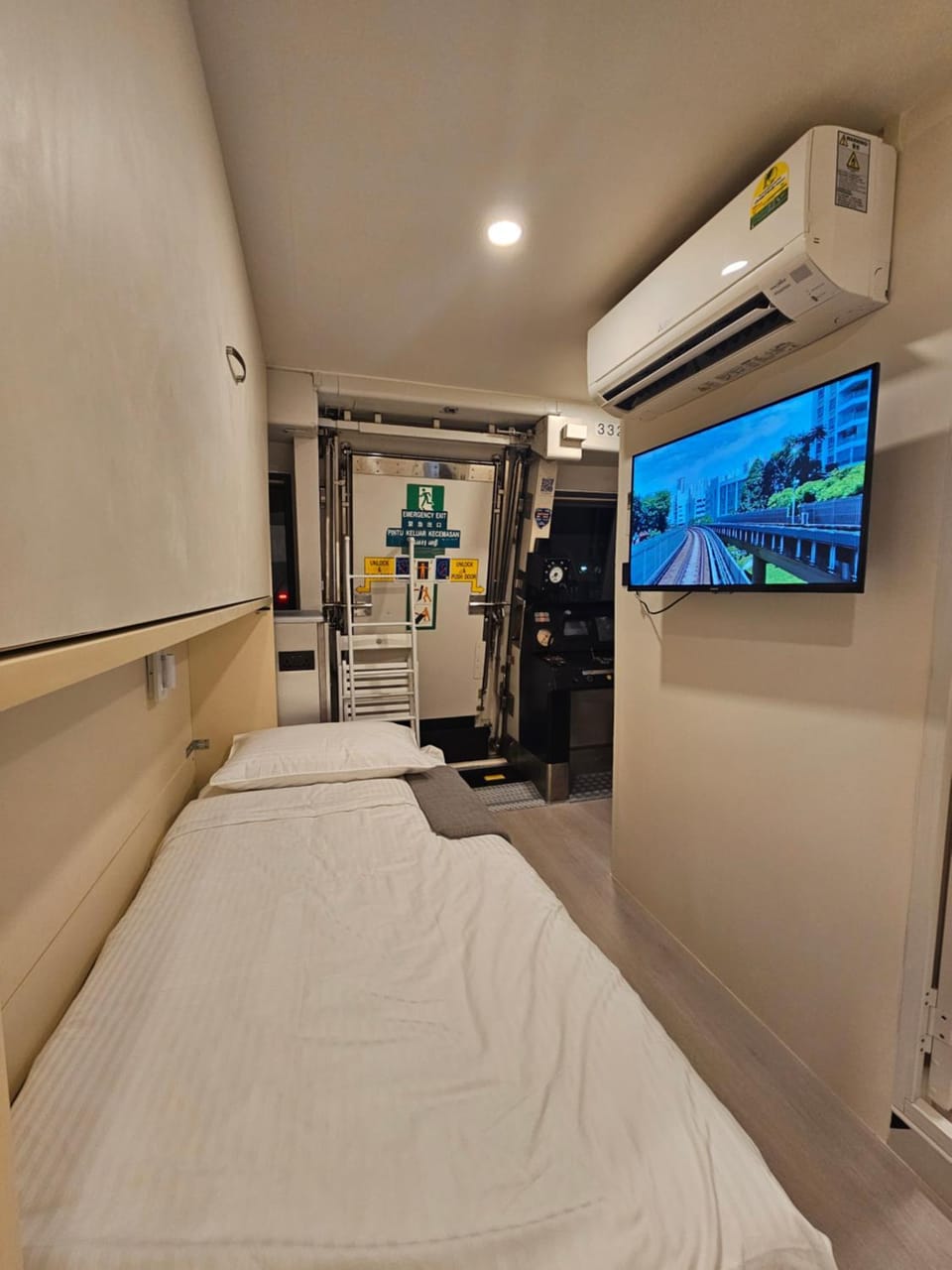 Bed, TV and multimedia, Photo of the whole room, air conditioner