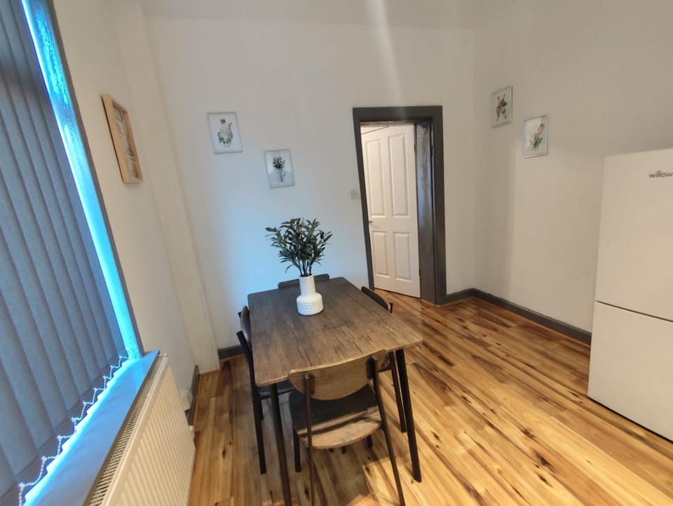 Double-Bedroom in the Heart of Harpurhey Manchester A2 Perfect for Short Stays Bed and Breakfast in Manchester