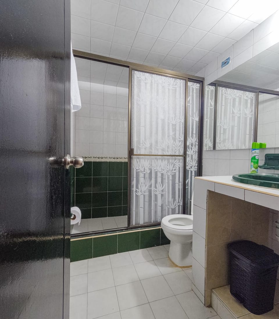 Habitación Privada en Kzona, Cerca al aeropuerto, Ideal para Escalas y Trámites Capsule hotel in Bogota