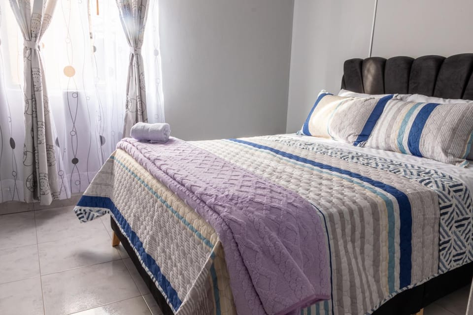 Habitación Privada en Kzona, Cerca al aeropuerto, Ideal para Escalas y Trámites Capsule hotel in Bogota