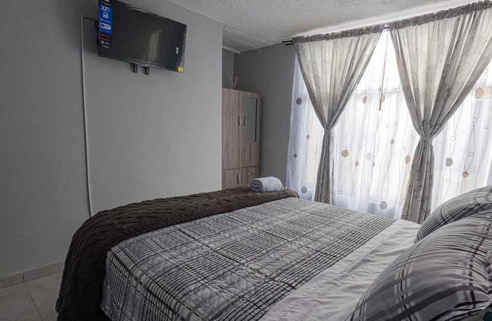 Habitación Privada en Kzona, Cerca al aeropuerto, Ideal para Escalas y Trámites Capsule hotel in Bogota