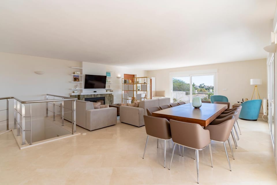 TV and multimedia, Living room, Seating area, Dining area