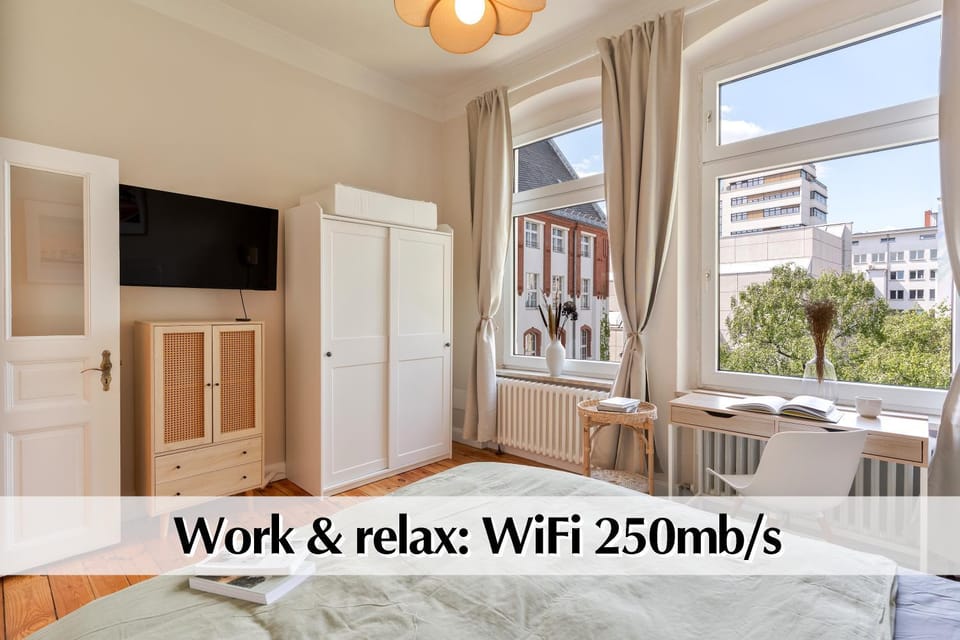 Communal lounge/ TV room, TV and multimedia, Evening entertainment, Text overlay