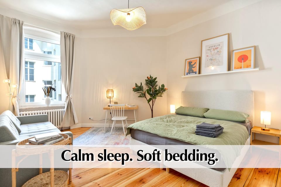 Bed, Photo of the whole room, Bedroom, Text overlay, internet, towels