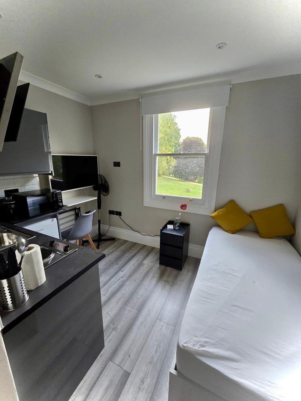 SINGLE CITY STUDIO APARTMENT - Garden Access Apartment in City of Westminster