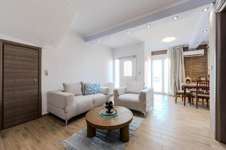 Bed, Living room, Photo of the whole room, Seating area, Dining area, Bedroom