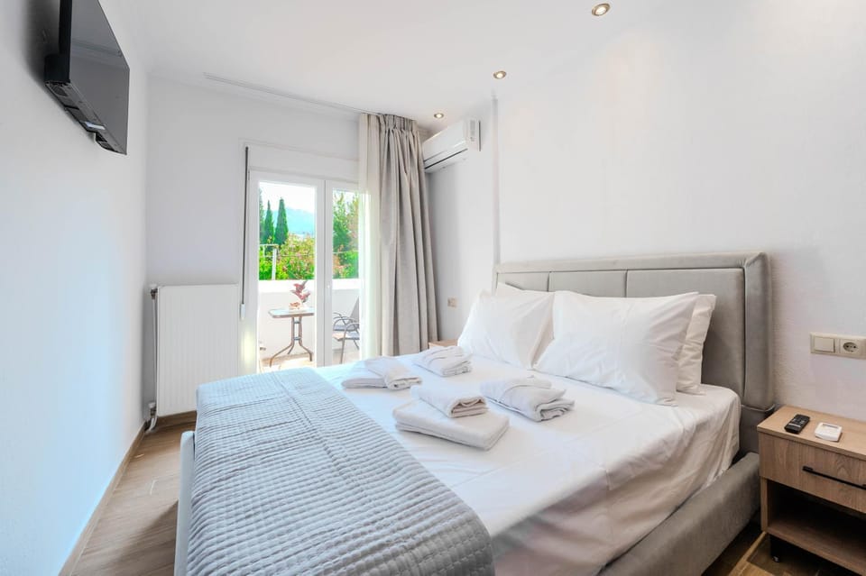 Bed, TV and multimedia, Photo of the whole room, Bedroom, towels