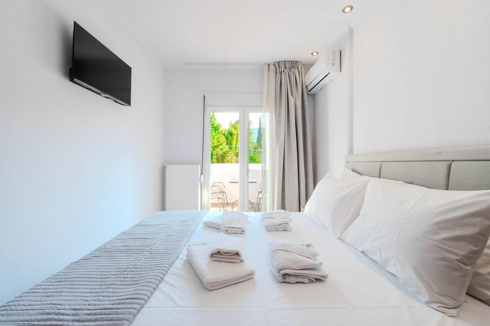 Bed, TV and multimedia, Photo of the whole room, Bedroom, towels